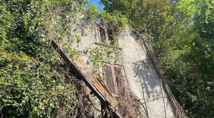 Laorca. Crolla il tetto della casa abbandonata al Ponte della Gallina