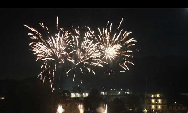 Festa di Brivio: i fuochi d’artificio incantano e illuminano il lungofiume
