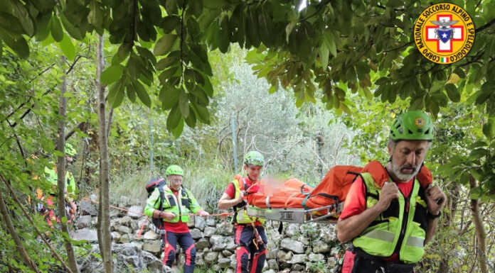 Missaglia. E’ Cesare Doni il 76enne morto mentre cercava funghi in Valtellina soccorso alpino barella