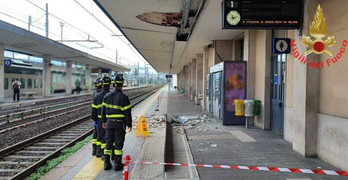 Calcinacci piombano sulla banchina della stazione di Monza, treni in tilt Calcinacci stazione Monza