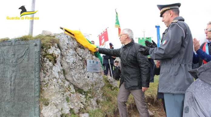 Al Pialeral una targa che celebra il Soccorso Alpino della Guardia di Finanza targa pasturo guardia di finanza