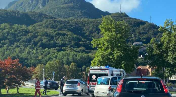 Lecco. Scontro auto moto alla rotonda del Ponte Kennedy, traffico rallentato Incidente rotonda Ponte Kennedy Lecco auto moto