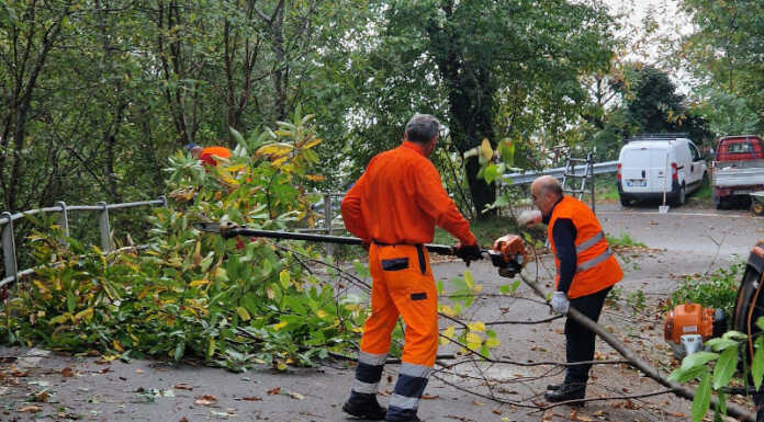 Airuno, al lavoro i volontari comunali per pulire la strada di Aizurro