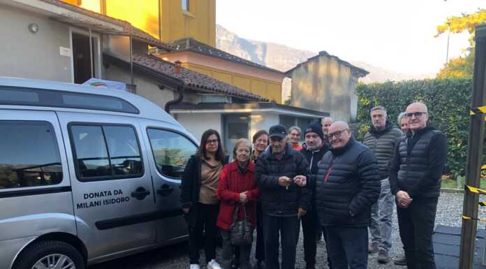 La famiglia di Isidoro Milani dona l’auto attrezzata all’Auser Mandello