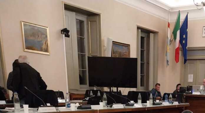 Ascolto dei minori, Fattore Lecco: “Centrodestra ipocrita, nega voce ai bambini” banchi vuoti minoranza consiglio comunale lecco