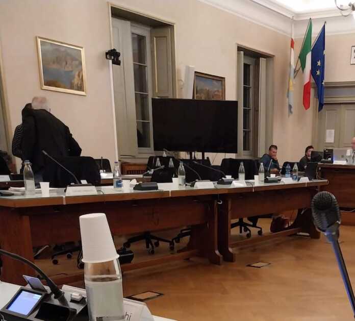 banchi vuoti minoranza consiglio comunale lecco