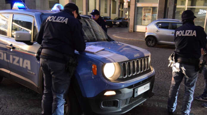 Picchiano un 27enne per rubargli il portafoglio, due giovani arrestati Controlli_straordinari_polizia_centro_lecco_20231218