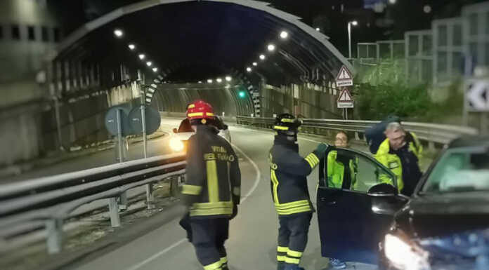 Imbocca lo svincolo contromano, scontro frontale sulla SS36dir (foto Vigili del Fuoco)