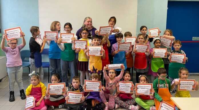 Piccoli pasticceri al lavoro: bimbi entusiasti per il laboratorio di biscotti di Halloween Laboratorio_pasticceria_calolzio_20241027