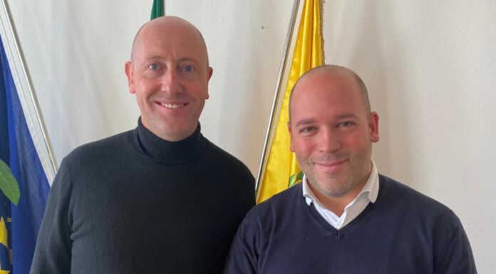 Ballabio. Potenziato l’ufficio tecnico con una nuova assunzione L'architetto Gatti con il sindaco Bussola