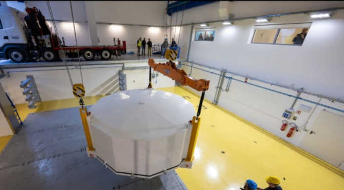 La lente telescopica più grande al mondo realizzata dalla A.D.S. International srl di Annone Brianza Lente A.D.S. International srl di Annone Brianza e Lozza Autotrasporti