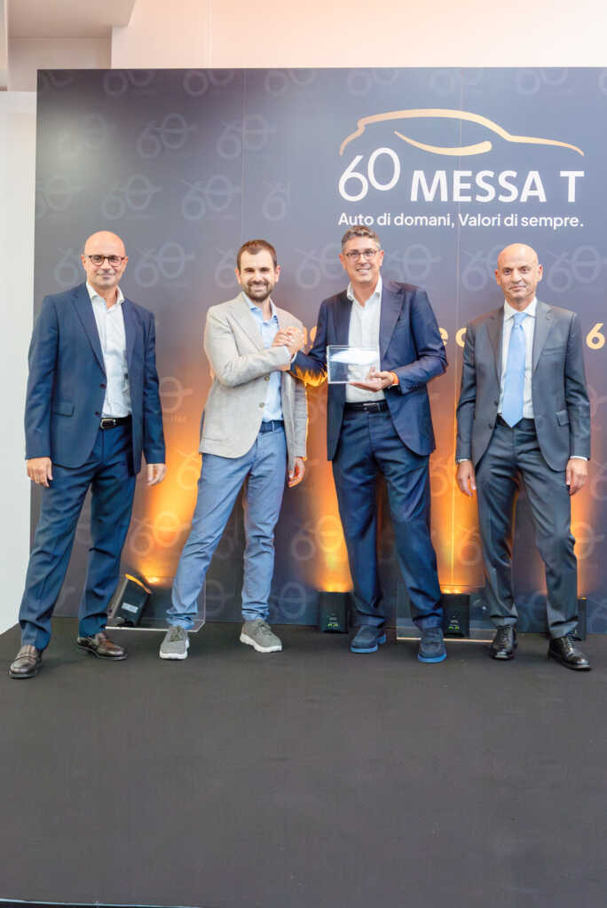 Andrea Messa riceve una targa celebrativa da Renault Italia, nella figura del Direttore Vendite Renault Italia Andrea Marcante.