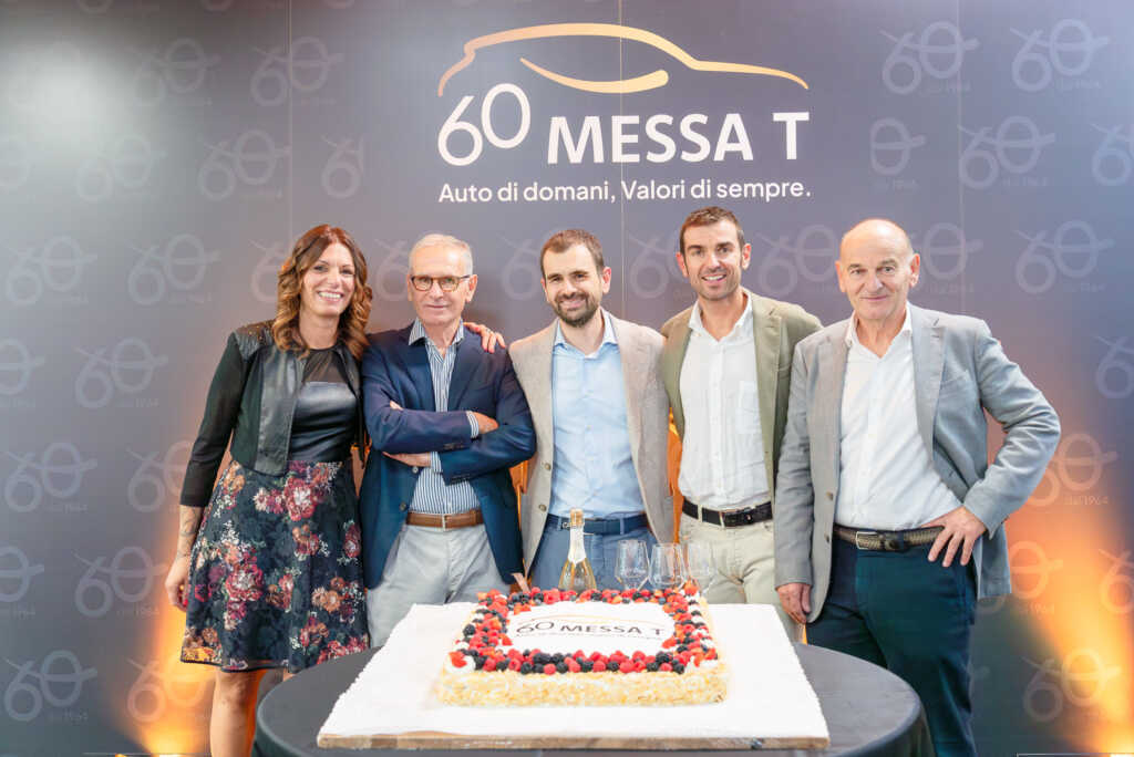 Famiglia Messa intorno alla torta celebrativa.