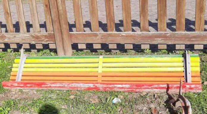 Verderio. Vandalizzata la panchina arcobaleno di Villa Gallavresi Panchina arcobaleno verderio