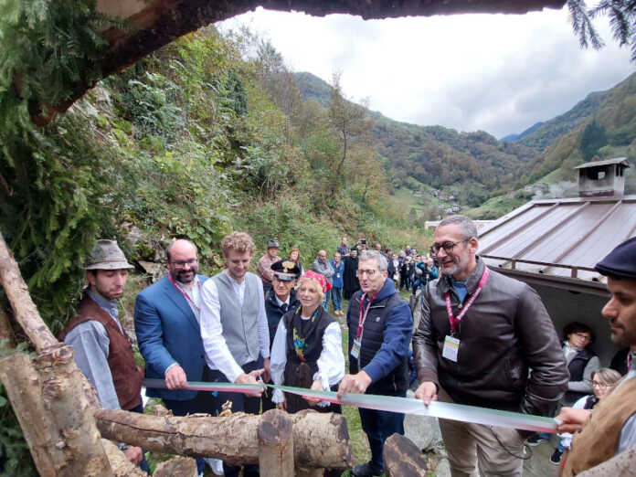 Premana_rivive_antico_Taglio del nastro_1