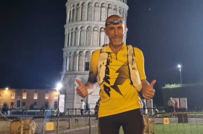 Roberto Crippa davanti alla Torre di Pisa