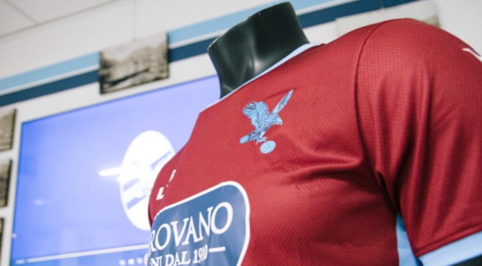 Calcio Lecco. Presentata la terza maglia: granata con inserti celesti Terza maglia Lecco, photo credits to Calcio Lecco 1912