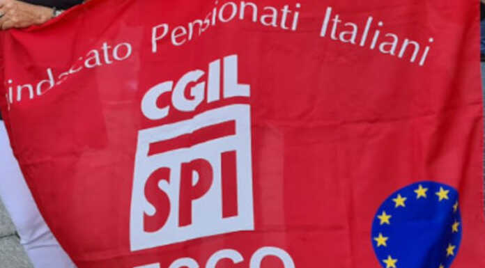 Lo Spi Cgil Lecco si mobilita contro la manovra 2026 Spi Cgil Lecco Bandiera