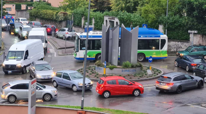 Lecco-Ballabio chiusa, cantieri e pioggia: traffico in tilt e città bloccata Traffico a Lecco