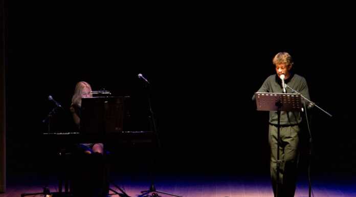 Il Piccolo Teatro a Merate fa centro: auditorium gremito per l’omaggio a Gaber