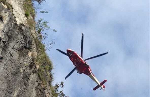 Distacco massi dal San Martino: l’elicottero dei Vigili del Fuoco per il sopralluogo. In arrivo i droni