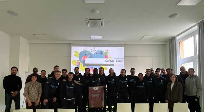 Calcio Lecco. La squadra bluceleste ospite della Casa della Carità