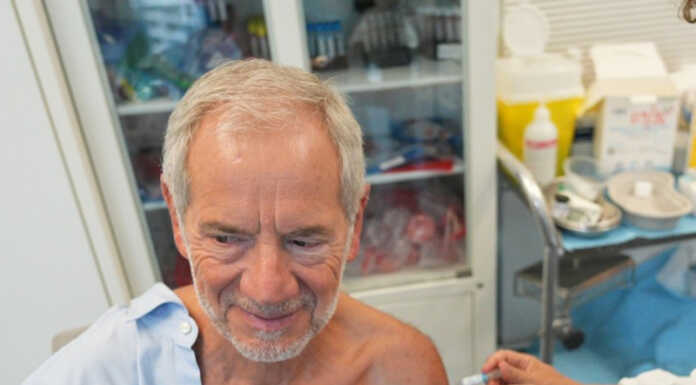 Vaccinazione antinfluenzale, partita la campagna gratuita in Lombardia bertolaso-vaccino