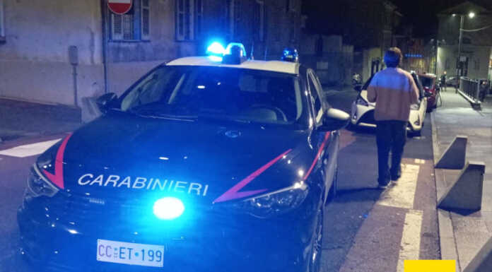 Valmadrera. Rompe bottiglie e bicchieri, cliente fuori controllo all’esterno di un locale Una delle due pattuglie dei Carabinieri intervenute sul posto
