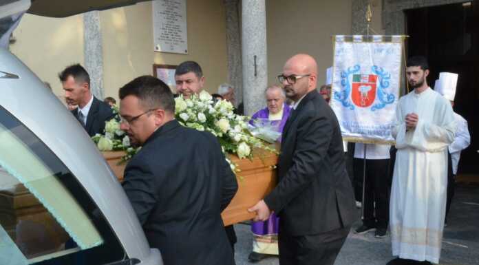 In tanti per l’ultimo saluto a chef Claudio Prandi: “Con umiltà eri a disposizione di tutti” funerale_chef_claudio_prandi_galbiate_20241022
