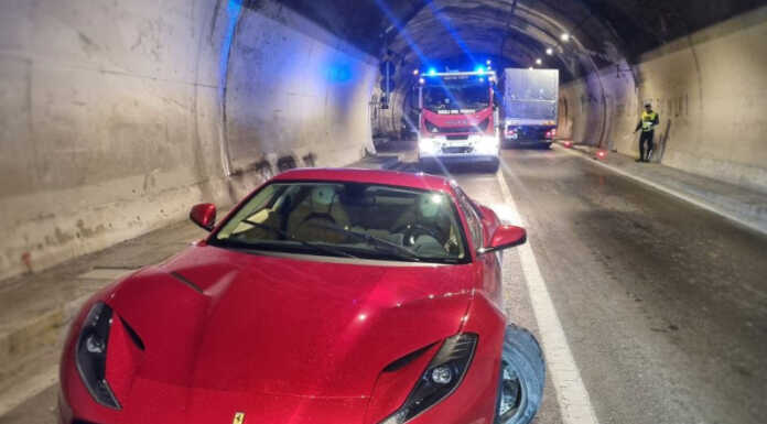 Perde il controllo della Ferrari nella galleria di Parè e sbatte contro il muretto incidente ferrari parè