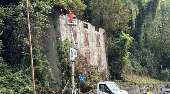 Laorca. Dopo il crollo si lavora per mettere in sicurezza la casa abbandonata