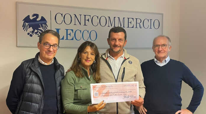 Grazie alla nuova serata de “I Legnanesi” donati altri 4.650 euro al Nespolo nespolo legnanesi 2024 assegno ottobre 24 confcommercio valle san martino
