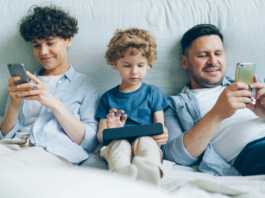 Smartphone e mal di collo: hanno una relazione?