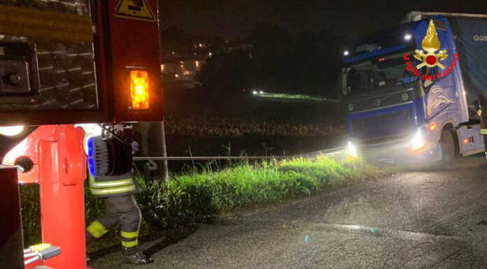 Camion esce di strada, gran lavoro dei Vigili del Fuoco per il recupero del mezzo recupero camion a casatenovo
