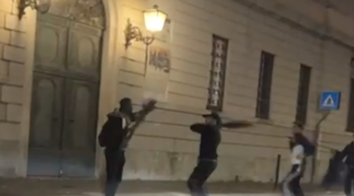 Violenza in centro città, ennesima rissa tra giovani di fronte al Comune rissa