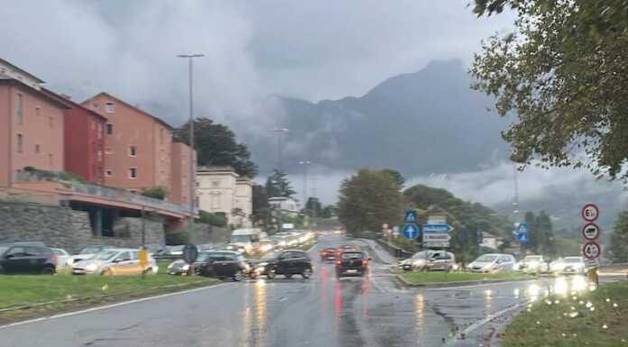 Lecco. Lavori e pioggia mettono a dura prova la viabilità traffico