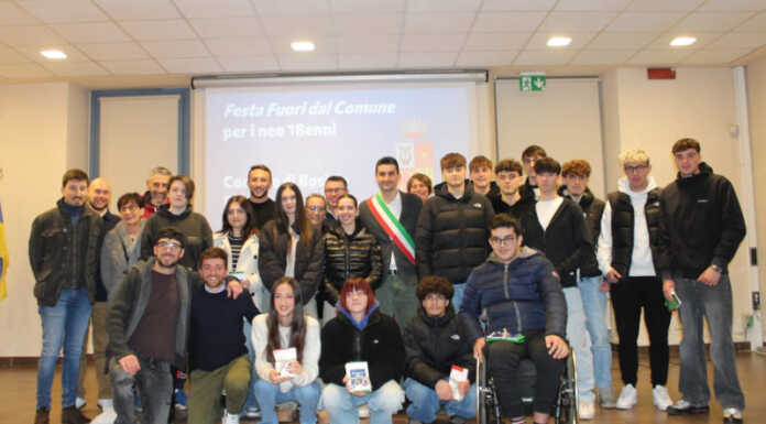 A Bosisio Parini la Costituzione ai 18eni: valori, simboli e aspirazioni per il futuro Bosisio Parini consegne costituzioni 18 anni 2024