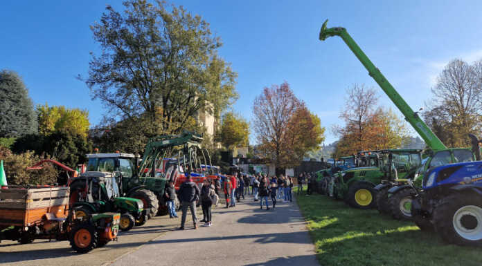 Calco: sfilata e benedizione dei trattori alla festa del ringraziamento