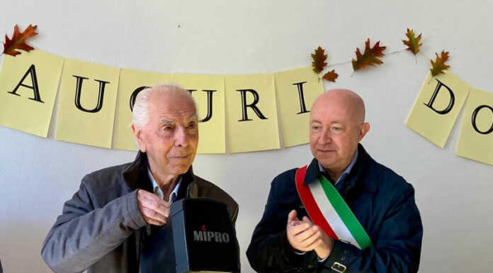 Morterone festeggia don Agostino: da 40 anni un punto di riferimento Don Agostino Butturini e il sindaco di Morterone Dario Pesenti