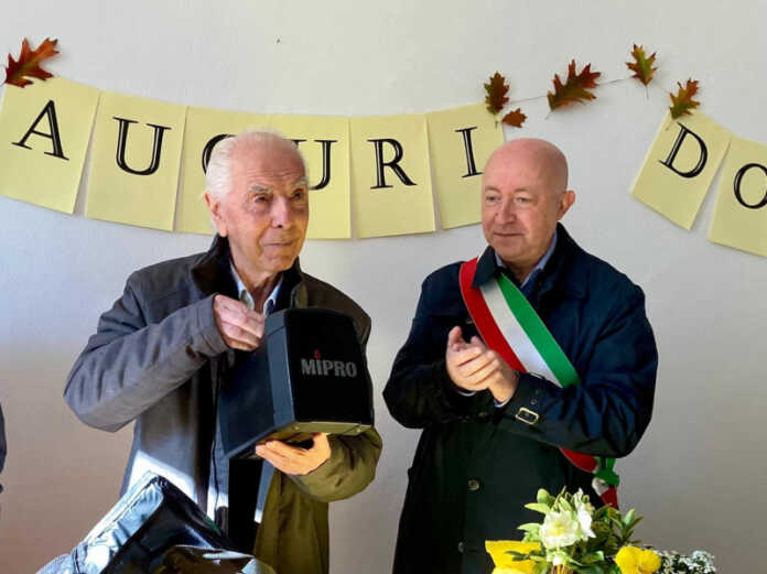 Don Agostino Butturini e il sindaco di Morterone Dario Pesenti