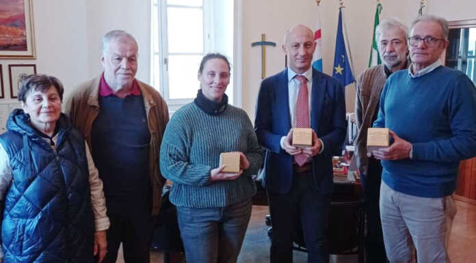 Consegnate le pietre d’inciampo in memoria di Antonio Colombo, Luigi Frigerio e Franco Minonzio Eleonora Plos di Aned, il sindaco di Lecco Mauro Gattinoni e il presidente di Anci Lecco Enrico Avagnina