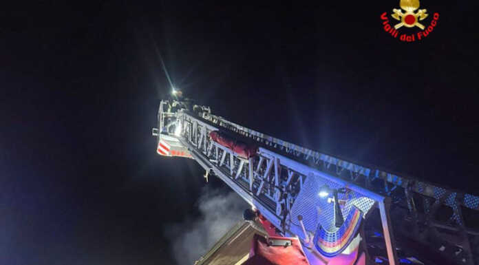 Incendio a Foppenico vicino alla chiesa di San Michele, intervento dei Vigili del Fuoco