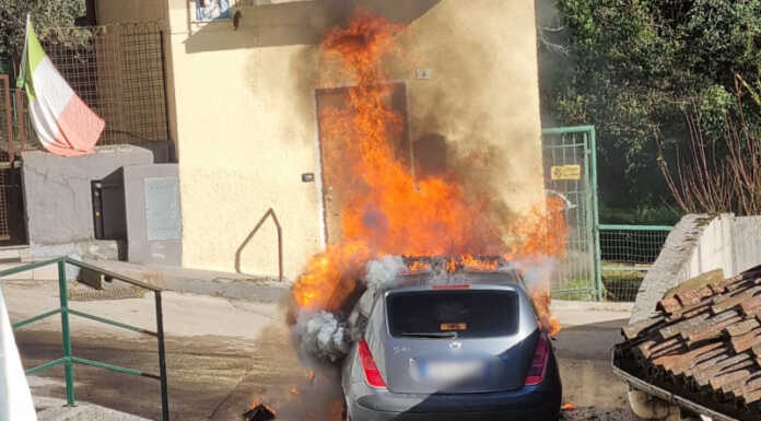 Intervento dei Vigili del Fuoco a Laorca per l’incendio di una macchina Incendio auto a Laorca