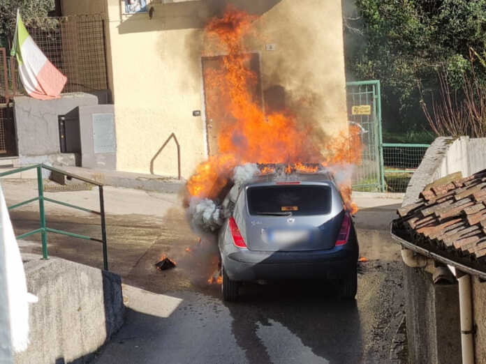 Incendio auto a Laorca