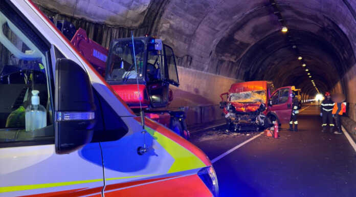 Violento tamponamento in galleria lungo la Sp72, soccorso un uomo Incidente varenna perledo sp72