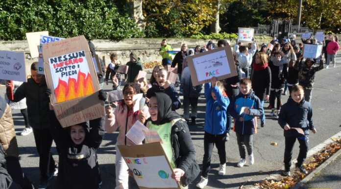 Gli studenti delle scuole medie di Olginate in marcia per la pace