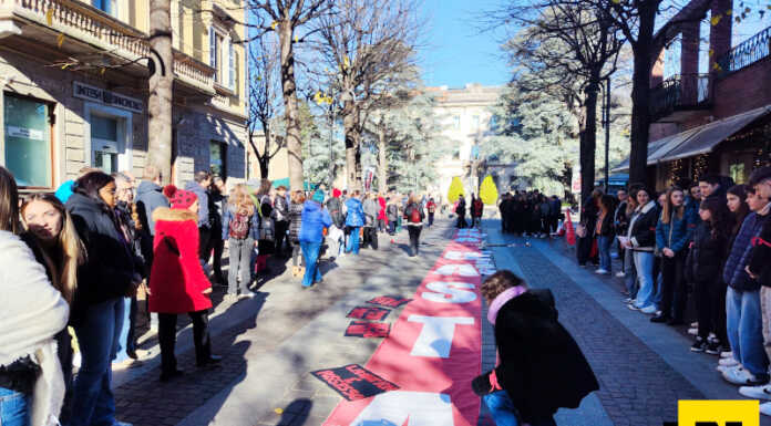 Storie di violenza e di rinascita: in piazza gli studenti dell’Agnesi e del Viganò per dire Ora Basta