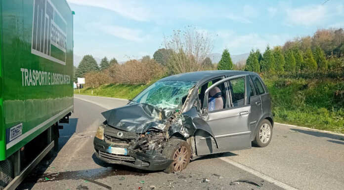 Merate, incidente tra un’auto e un camion sulla Provinciale verso Calco