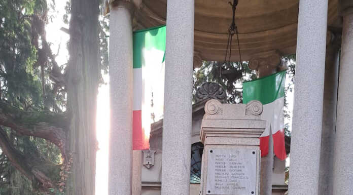 Olgiate, tricolori rubati e danneggiati: “Inciviltà che non si può tollerare”