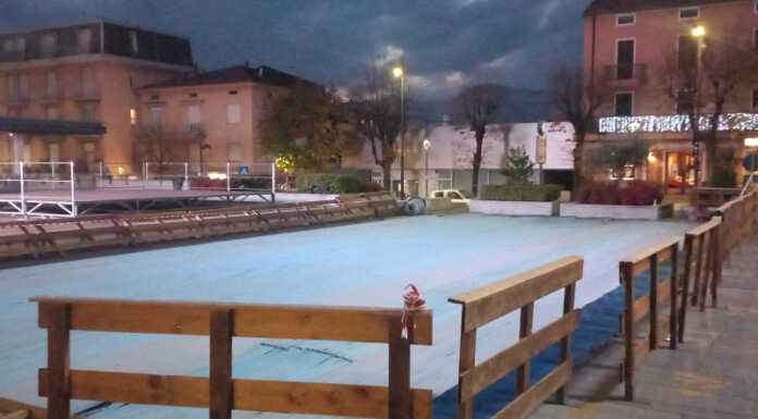 Calolzio si prepara al Natale: torna la pista di pattinaggio sul ghiaccio Pista di pattinaggio sul ghiaccio calolziocorte